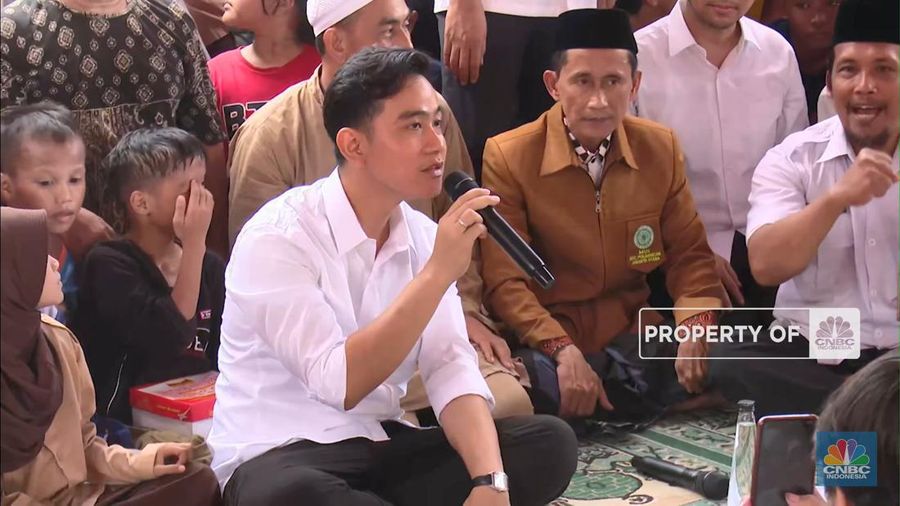 Setelah resmi ditetapkan sebagai wakil presiden terpilih periode 2024-2029 oleh KPU RI, Gibran Rakabuming Raka menyambangi warga di Rusun Muara Baru, Penjarigan, Jakarta Utara pada Rabu (24/4) siang.