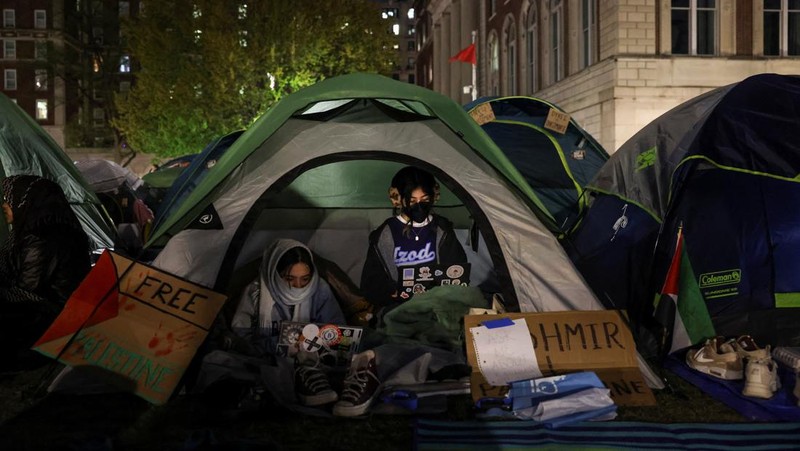 Sekelompok mahasiswa berkemah semalaman sebagai aksi protes untuk mendukung Palestina, selama konflik yang sedang berlangsung antara Israel dan kelompok Islam Palestina Hamas,  di kampus Universitas Columbia New York City, AS, 23/42024. (REUTERS/Caitlin Ochs)