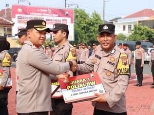 Senangnya, Polisi RW di Jepara Dapat Hadiah Sepeda Motor