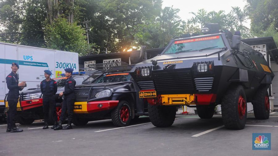 Petugas kepolisian melakukan penjagaan di gedung Komisi Pemilihan Umum (KPU) RI, Jakarta, Rabu (24/4/2024).   Pengamanan tersebut dilakukan untuk memastikan kelancaran Rapat Pleno Penetapan Presiden Terpilih Periode 2024-2029.  (CNBC Indonesia/Faisal Rahman)