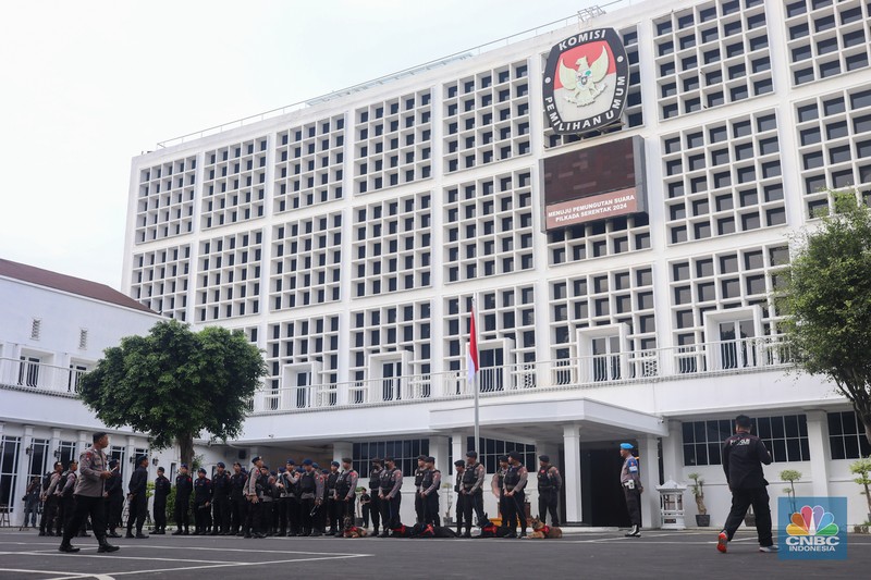 KPU Petugas kepolisian melakukan penjagaan di gedung Komisi Pemilihan Umum (KPU) RI, Jakarta, Rabu (24/4/2024). Pengamanan tersebut dilakukan untuk memastikan kelancaran Rapat Pleno Penetapan Presiden Terpilih Periode 2024-2029. (CNBC Indonesia/Faisal Rahman)