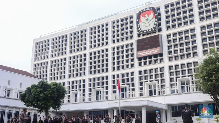 Petugas kepolisian melakukan penjagaan di gedung Komisi Pemilihan Umum (KPU) RI, Jakarta, Rabu (24/4/2024).   Pengamanan tersebut dilakukan untuk memastikan kelancaran Rapat Pleno Penetapan Presiden Terpilih Periode 2024-2029.  (CNBC Indonesia/Faisal Rahman)