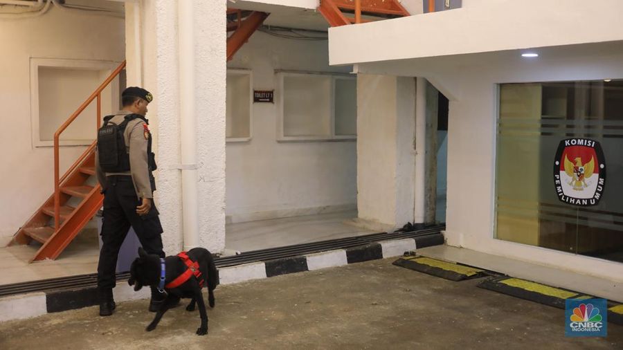Petugas kepolisian melakukan penjagaan di gedung Komisi Pemilihan Umum (KPU) RI, Jakarta, Rabu (24/4/2024).   Pengamanan tersebut dilakukan untuk memastikan kelancaran Rapat Pleno Penetapan Presiden Terpilih Periode 2024-2029.  (CNBC Indonesia/Faisal Rahman)