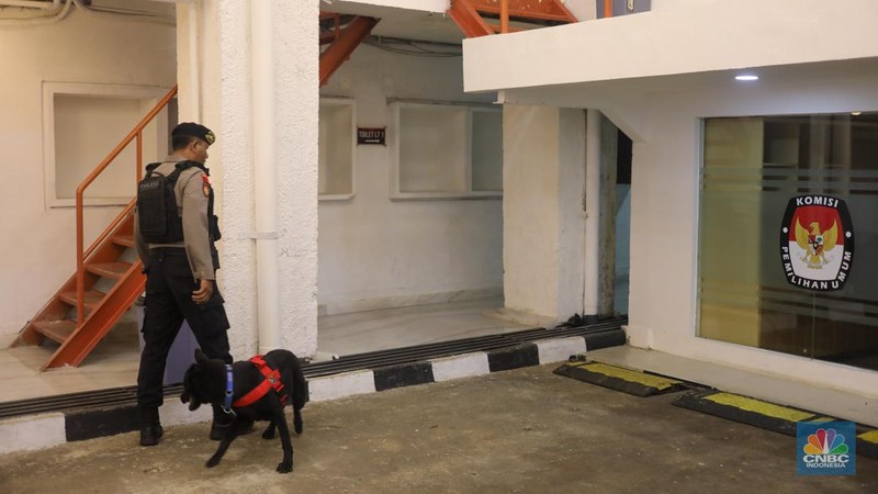 Petugas kepolisian melakukan penjagaan di gedung Komisi Pemilihan Umum (KPU) RI, Jakarta, Rabu (24/4/2024).   Pengamanan tersebut dilakukan untuk memastikan kelancaran Rapat Pleno Penetapan Presiden Terpilih Periode 2024-2029.  (CNBC Indonesia/Faisal Rahman)