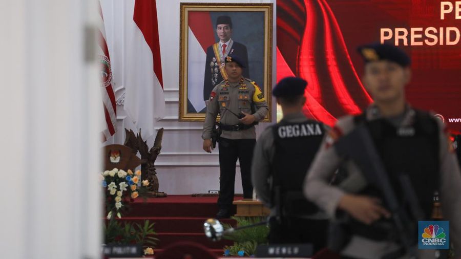 Petugas kepolisian melakukan penjagaan di gedung Komisi Pemilihan Umum (KPU) RI, Jakarta, Rabu (24/4/2024).   Pengamanan tersebut dilakukan untuk memastikan kelancaran Rapat Pleno Penetapan Presiden Terpilih Periode 2024-2029.  (CNBC Indonesia/Faisal Rahman)