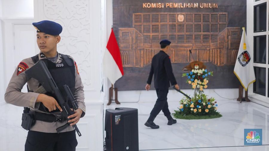 Petugas kepolisian melakukan penjagaan di gedung Komisi Pemilihan Umum (KPU) RI, Jakarta, Rabu (24/4/2024).   Pengamanan tersebut dilakukan untuk memastikan kelancaran Rapat Pleno Penetapan Presiden Terpilih Periode 2024-2029.  (CNBC Indonesia/Faisal Rahman)