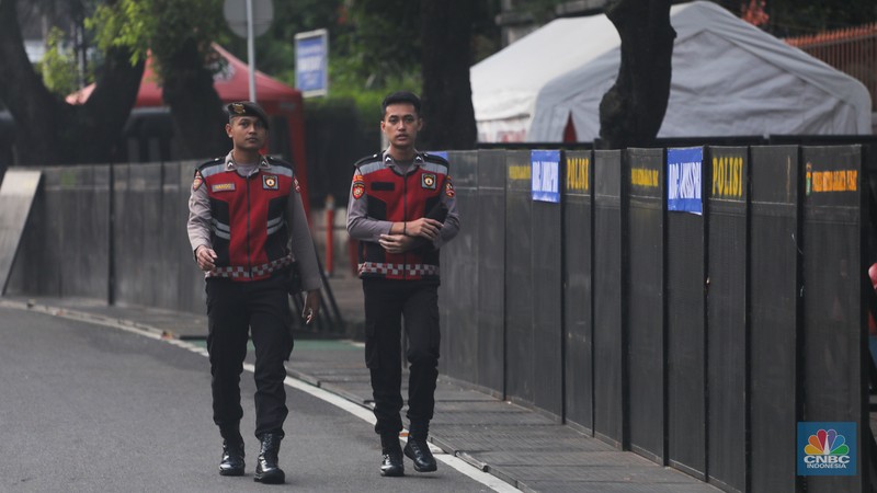 Petugas kepolisian melakukan penjagaan di gedung Komisi Pemilihan Umum (KPU) RI, Jakarta, Rabu (24/4/2024).   Pengamanan tersebut dilakukan untuk memastikan kelancaran Rapat Pleno Penetapan Presiden Terpilih Periode 2024-2029.  (CNBC Indonesia/Faisal Rahman)