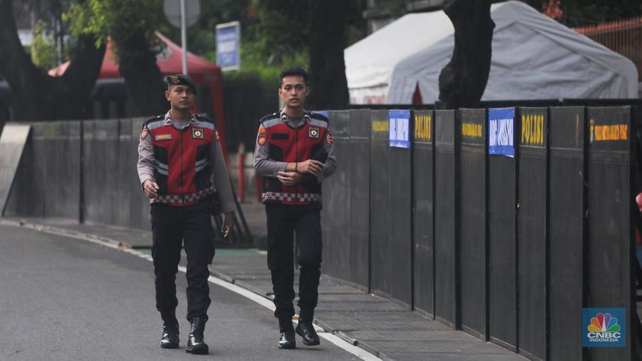 Petugas kepolisian melakukan penjagaan di gedung Komisi Pemilihan Umum (KPU) RI, Jakarta, Rabu (24/4/2024).   Pengamanan tersebut dilakukan untuk memastikan kelancaran Rapat Pleno Penetapan Presiden Terpilih Periode 2024-2029.  (CNBC Indonesia/Faisal Rahman)