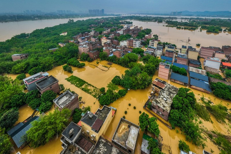 Pemerintah China mengeluarkan peringatan hujan badai tingkat tertinggi usai lebih dari 100.000 orang dievakuasi akibat banjir besar pada Selasa (23/4) waktu setempat. (REUTERS/Tingshu Wang)
