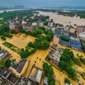 Pemerintah China mengeluarkan peringatan hujan badai tingkat tertinggi usai lebih dari 100.000 orang dievakuasi akibat banjir besar pada Selasa (23/4) waktu setempat. (Photo by AFP) / China OUT