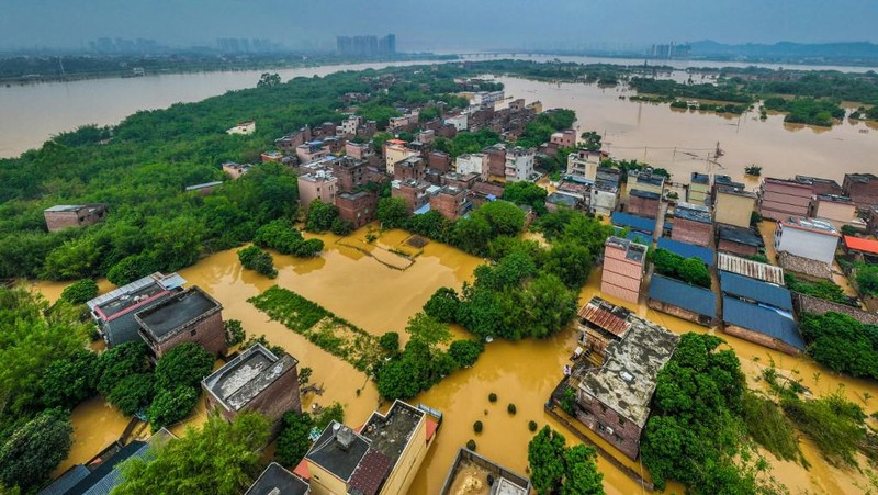 Pemerintah China mengeluarkan peringatan hujan badai tingkat tertinggi usai lebih dari 100.000 orang dievakuasi akibat banjir besar pada Selasa (23/4) waktu setempat. (REUTERS/Tingshu Wang)
