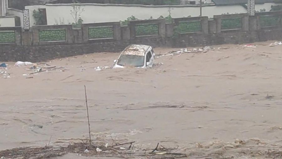 Pemerintah China mengeluarkan peringatan hujan badai tingkat tertinggi usai lebih dari 100.000 orang dievakuasi akibat banjir besar pada Selasa (23/4) waktu setempat. (REUTERS/Tingshu Wang)