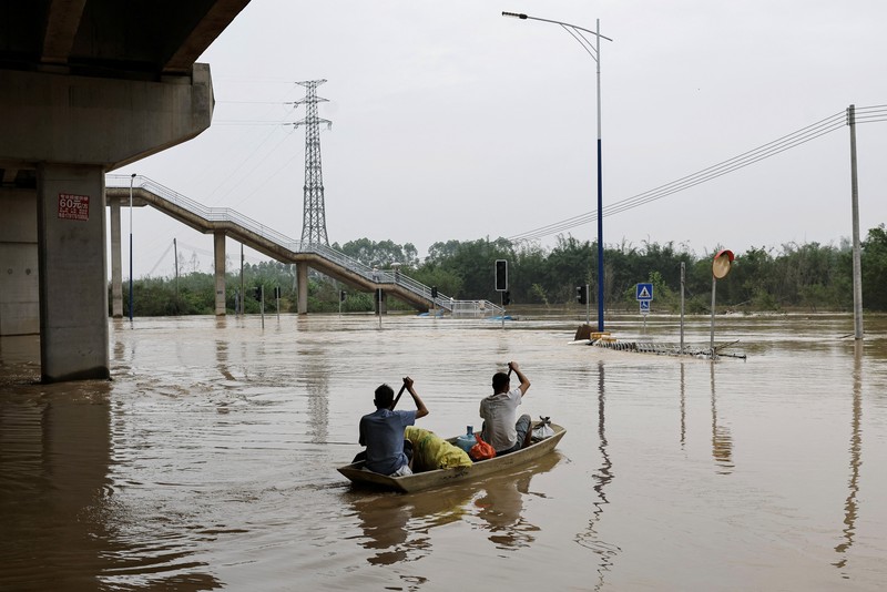 Pemerintah China mengeluarkan peringatan hujan badai tingkat tertinggi usai lebih dari 100.000 orang dievakuasi akibat banjir besar pada Selasa (23/4) waktu setempat. (REUTERS/Tingshu Wang)