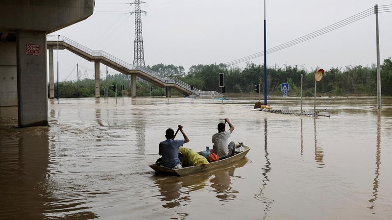 Pemerintah China mengeluarkan peringatan hujan badai tingkat tertinggi usai lebih dari 100.000 orang dievakuasi akibat banjir besar pada Selasa (23/4) waktu setempat. (REUTERS/Tingshu Wang)