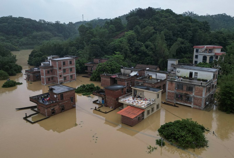 Pemerintah China mengeluarkan peringatan hujan badai tingkat tertinggi usai lebih dari 100.000 orang dievakuasi akibat banjir besar pada Selasa (23/4) waktu setempat. (REUTERS/Tingshu Wang)
