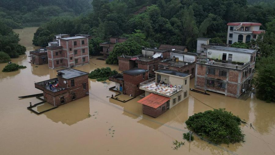 Pemerintah China mengeluarkan peringatan hujan badai tingkat tertinggi usai lebih dari 100.000 orang dievakuasi akibat banjir besar pada Selasa (23/4) waktu setempat. (REUTERS/Tingshu Wang)