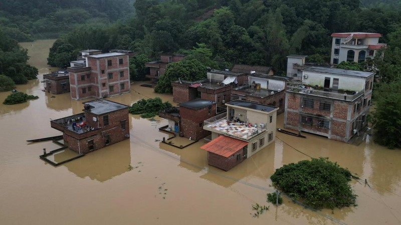 Pemerintah China mengeluarkan peringatan hujan badai tingkat tertinggi usai lebih dari 100.000 orang dievakuasi akibat banjir besar pada Selasa (23/4) waktu setempat. (REUTERS/Tingshu Wang)