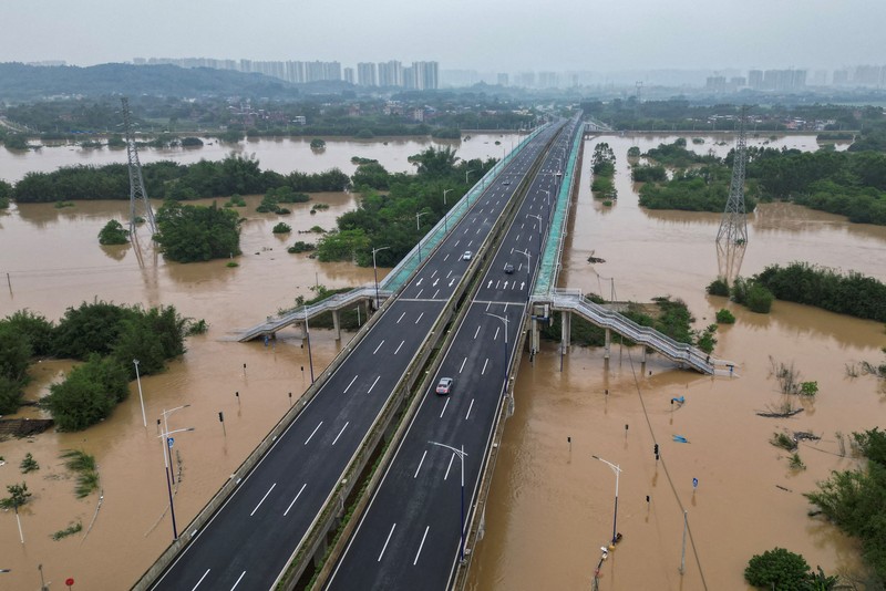 Pemerintah China mengeluarkan peringatan hujan badai tingkat tertinggi usai lebih dari 100.000 orang dievakuasi akibat banjir besar pada Selasa (23/4) waktu setempat. (REUTERS/Tingshu Wang)