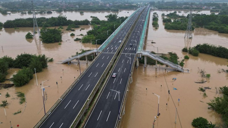 Pemerintah China mengeluarkan peringatan hujan badai tingkat tertinggi usai lebih dari 100.000 orang dievakuasi akibat banjir besar pada Selasa (23/4) waktu setempat. (REUTERS/Tingshu Wang)