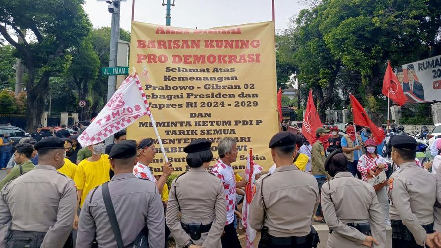 Pendukung Prabowo Subianto-Gibran Rakabuming Raka mulai berdatangan di sekitar KPU jelang penetapan hasil Pilpres. Mereka berkumpul di perempatan Imam Bonjol. Pendukung berasal dari Solmet (Solidaritas Merah Putih) dan Projo. Ada poster yang dipasang menamakan diri Aksi Damai Barisan Kuning Pro Demokrasi. (CNBC Indonesia/Rosseno Aji)
