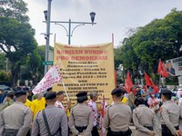 Saksikan Penetapan Presiden Terpilih, Pendukung Prabowo Penuhi KPU