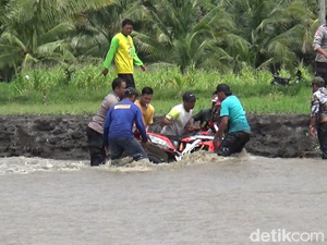 Nekat Terabas Sungai Regoyo, Pengendara Motor Terseret Banjir Lahar Semeru