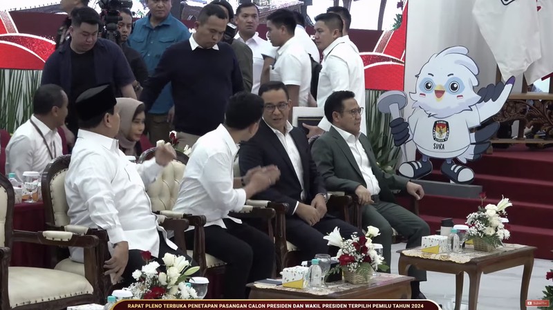 Dua Pasangan Capres-Cawapres, Prabowo-Gibran dan Anies-Muhaimin tiba di KPU. (CNBC Indonesia/Faisal Rahman)
