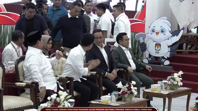 Dua Pasangan Capres-Cawapres, Prabowo-Gibran dan Anies-Muhaimin tiba di KPU. (CNBC Indonesia/Faisal Rahman)