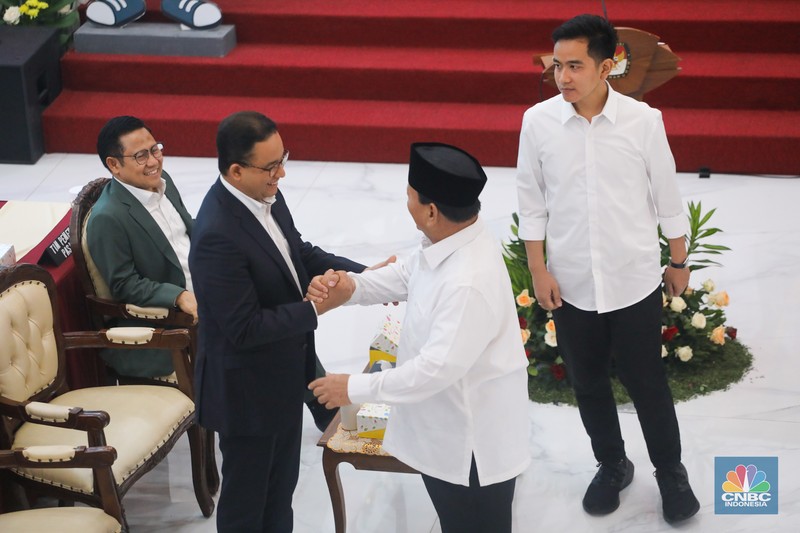 Presiden terpilih Prabowo Subianto berjabat tangan dengan Calon Presiden nomor urut 01 Anies Baswedan saat menghadiri Rapat Pleno Penetapan Presiden dan Wakil Presiden Terpilih Periode 2024-2029 di gedung KPU RI, Jakarta, Rabu (24/4/2024). (CNBC Indonesia/Faisal Rahman) Presiden terpilih Prabowo Subianto berjabat tangan dengan Calon Presiden nomor urut 01 Anies Baswedan saat menghadiri Rapat Pleno Penetapan Presiden dan Wakil Presiden Terpilih Periode 2024-2029 di gedung KPU RI, Jakarta, Rabu (24/4/2024). (CNBC Indonesia/Faisal Rahman)