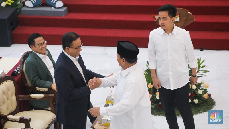Presiden terpilih Prabowo Subianto berjabat tangan dengan Calon Presiden nomor urut 01 Anies Baswedan saat menghadiri Rapat Pleno Penetapan Presiden dan Wakil Presiden Terpilih Periode 2024-2029 di gedung KPU RI, Jakarta, Rabu (24/4/2024). (CNBC Indonesia/Faisal Rahman)