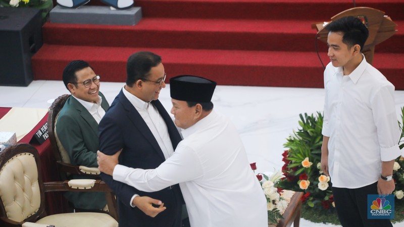 Presiden terpilih Prabowo Subianto berjabat tangan dengan Calon Presiden nomor urut 01 Anies Baswedan saat menghadiri Rapat Pleno Penetapan Presiden dan Wakil Presiden Terpilih Periode 2024-2029 di gedung KPU RI, Jakarta, Rabu (24/4/2024). (CNBC Indonesia/Faisal Rahman) Presiden terpilih Prabowo Subianto berjabat tangan dengan Calon Presiden nomor urut 01 Anies Baswedan saat menghadiri Rapat Pleno Penetapan Presiden dan Wakil Presiden Terpilih Periode 2024-2029 di gedung KPU RI, Jakarta, Rabu (24/4/2024). (CNBC Indonesia/Faisal Rahman)