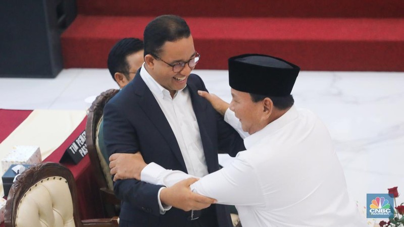 Presiden terpilih Prabowo Subianto berjabat tangan dengan Calon Presiden nomor urut 01 Anies Baswedan saat menghadiri Rapat Pleno Penetapan Presiden dan Wakil Presiden Terpilih Periode 2024-2029 di gedung KPU RI, Jakarta, Rabu (24/4/2024). (CNBC Indonesia/Faisal Rahman)
