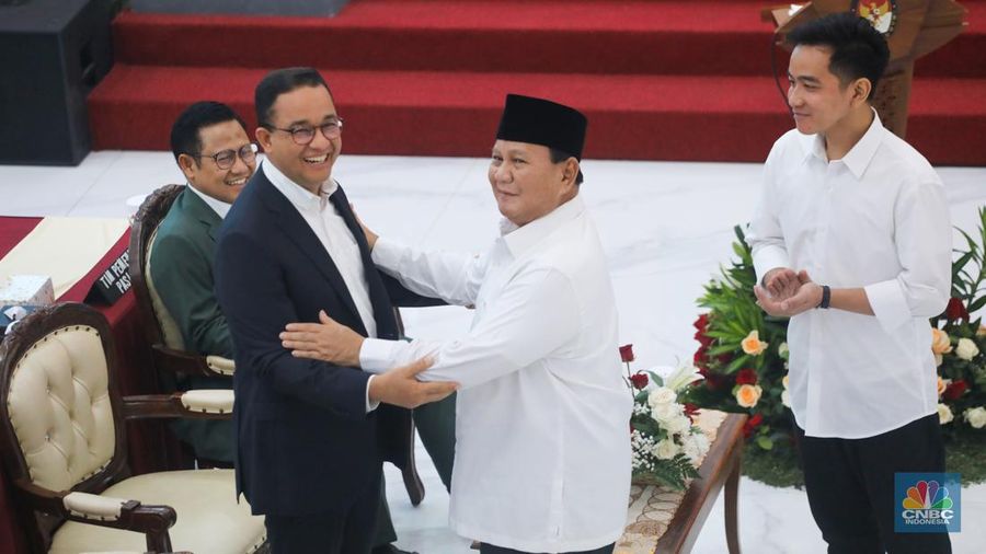 Presiden terpilih Prabowo Subianto berjabat tangan dengan Calon Presiden nomor urut 01 Anies Baswedan saat menghadiri Rapat Pleno Penetapan Presiden dan Wakil Presiden Terpilih Periode 2024-2029 di gedung KPU RI, Jakarta, Rabu (24/4/2024). (CNBC Indonesia/Faisal Rahman)