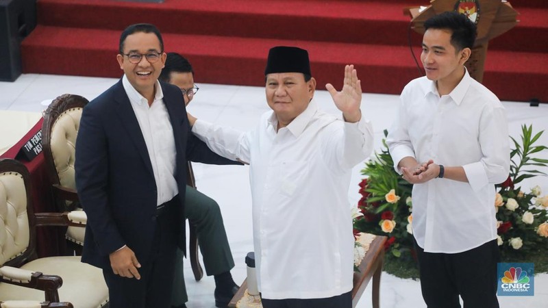Presiden terpilih Prabowo Subianto berjabat tangan dengan Calon Presiden nomor urut 01 Anies Baswedan saat menghadiri Rapat Pleno Penetapan Presiden dan Wakil Presiden Terpilih Periode 2024-2029 di gedung KPU RI, Jakarta, Rabu (24/4/2024). (CNBC Indonesia/Faisal Rahman)