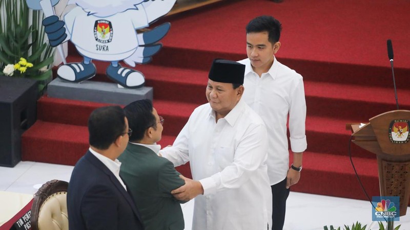 Presiden terpilih Prabowo Subianto berjabat tangan dengan Calon Presiden nomor urut 01 Anies Baswedan saat menghadiri Rapat Pleno Penetapan Presiden dan Wakil Presiden Terpilih Periode 2024-2029 di gedung KPU RI, Jakarta, Rabu (24/4/2024). (CNBC Indonesia/Faisal Rahman)