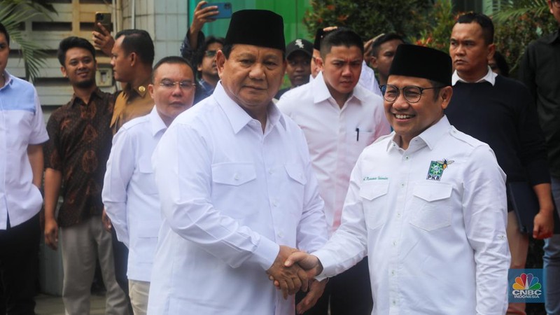 Presiden terpilih Prabowo Subianto berjabat tangan dengan Calon Wakil Presiden nomor urut 01 Muhaimin Iskandar atau Cak Imin usai menggelar pertemuan di kantor DPP PKB, Jakarta, Rabu (24/4/2024). (CNBC Indonesia/Faisal Rahman)