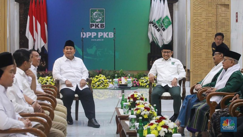 Presiden terpilih Prabowo Subianto berjabat tangan dengan Calon Wakil Presiden nomor urut 01 Muhaimin Iskandar atau Cak Imin usai menggelar pertemuan di kantor DPP PKB, Jakarta, Rabu (24/4/2024). (CNBC Indonesia/Faisal Rahman)