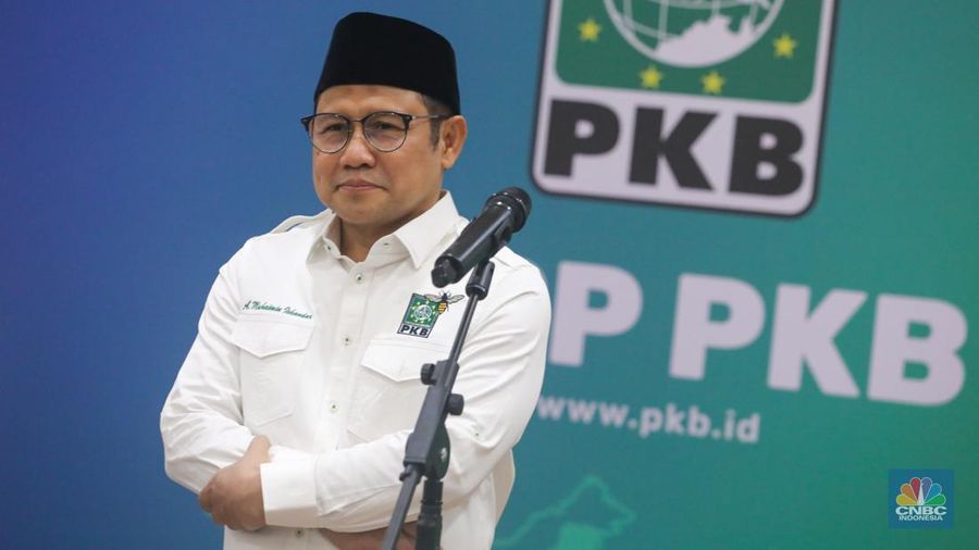 Presiden terpilih Prabowo Subianto berjabat tangan dengan Calon Wakil Presiden nomor urut 01 Muhaimin Iskandar atau Cak Imin usai menggelar pertemuan di kantor DPP PKB, Jakarta, Rabu (24/4/2024). (CNBC Indonesia/Faisal Rahman)
