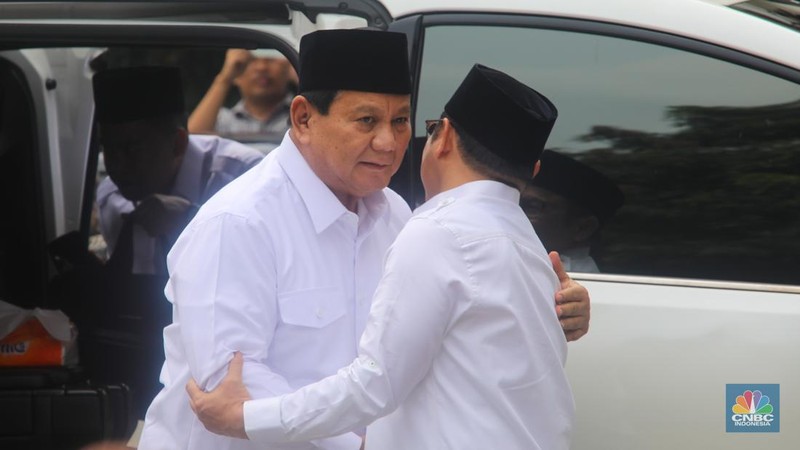 Presiden terpilih Prabowo Subianto berjabat tangan dengan Calon Wakil Presiden nomor urut 01 Muhaimin Iskandar atau Cak Imin usai menggelar pertemuan di kantor DPP PKB, Jakarta, Rabu (24/4/2024). (CNBC Indonesia/Faisal Rahman)