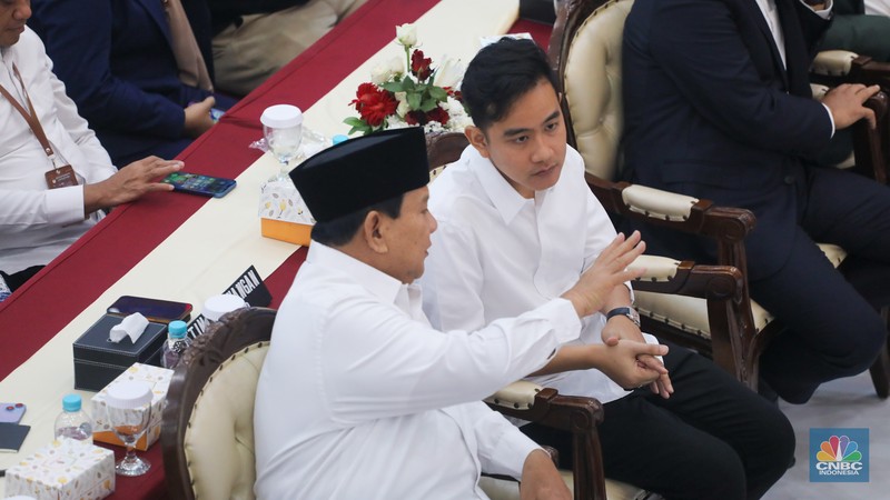 Presiden terpilih Prabowo Subianto didampingi Wakil Presiden terpilih Gibran Rakabuming Raka. (CNBC Indonesia/Faisal Rahman) Presiden terpilih Prabowo Subianto didampingi Wakil Presiden terpilih Gibran Rakabuming Raka. (CNBC Indonesia/Faisal Rahman)