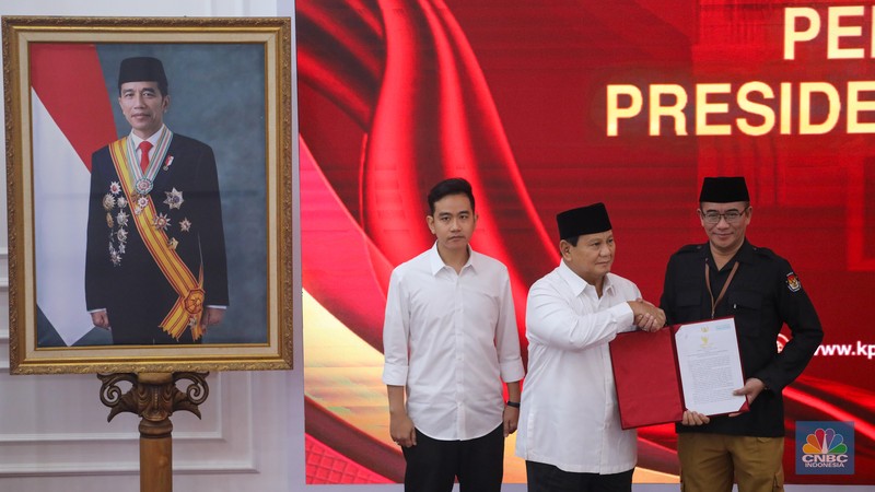 Presiden terpilih Prabowo Subianto didampingi Wakil Presiden terpilih Gibran Rakabuming Raka. (CNBC Indonesia/Faisal Rahman) Presiden terpilih Prabowo Subianto didampingi Wakil Presiden terpilih Gibran Rakabuming Raka. (CNBC Indonesia/Faisal Rahman)