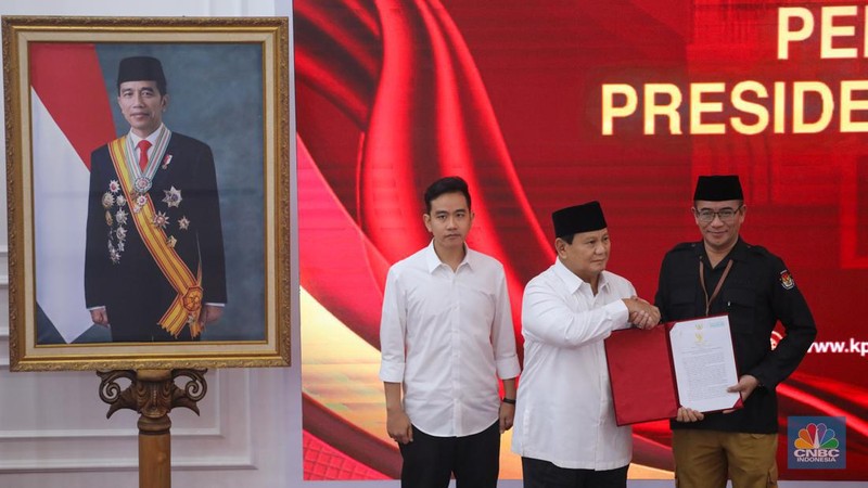 Presiden terpilih Prabowo Subianto didampingi Wakil Presiden terpilih Gibran Rakabuming Raka. (CNBC Indonesia/Faisal Rahman)