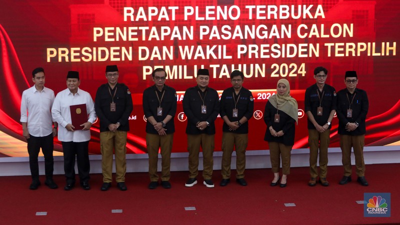Presiden terpilih Prabowo Subianto didampingi Wakil Presiden terpilih Gibran Rakabuming Raka. (CNBC Indonesia/Faisal Rahman) Presiden terpilih Prabowo Subianto didampingi Wakil Presiden terpilih Gibran Rakabuming Raka. (CNBC Indonesia/Faisal Rahman)