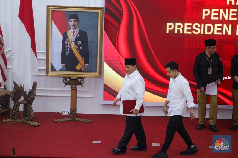 Presiden terpilih Prabowo Subianto didampingi Wakil Presiden terpilih Gibran Rakabuming Raka. (CNBC Indonesia/Faisal Rahman)