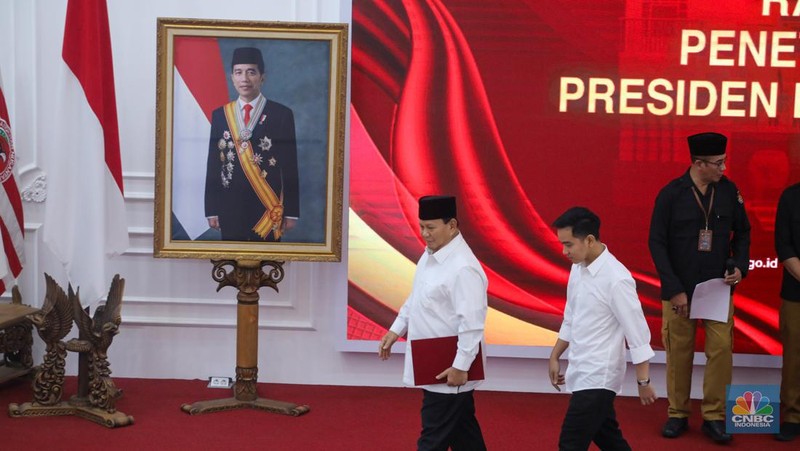Presiden terpilih Prabowo Subianto didampingi Wakil Presiden terpilih Gibran Rakabuming Raka. (CNBC Indonesia/Faisal Rahman)