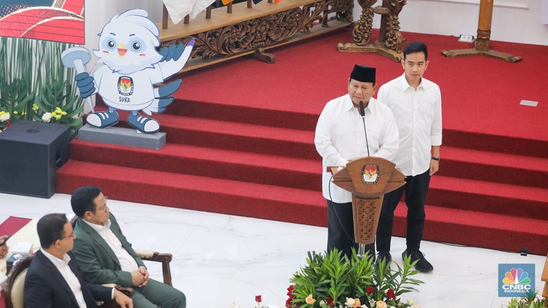 Presiden terpilih Prabowo Subianto berjabat tangan dengan Calon Presiden nomor urut 01 Anies Baswedan saat menghadiri Rapat Pleno Penetapan Presiden dan Wakil Presiden Terpilih Periode 2024-2029 di gedung KPU RI, Jakarta, Rabu (24/4/2024). (CNBC Indonesia/Faisal Rahman) Presiden terpilih Prabowo Subianto berjabat tangan dengan Calon Presiden nomor urut 01 Anies Baswedan saat menghadiri Rapat Pleno Penetapan Presiden dan Wakil Presiden Terpilih Periode 2024-2029 di gedung KPU RI, Jakarta, Rabu (24/4/2024). (CNBC Indonesia/Faisal Rahman)
