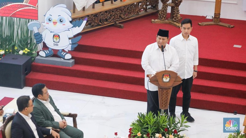 Presiden terpilih Prabowo Subianto berjabat tangan dengan Calon Presiden nomor urut 01 Anies Baswedan saat menghadiri Rapat Pleno Penetapan Presiden dan Wakil Presiden Terpilih Periode 2024-2029 di gedung KPU RI, Jakarta, Rabu (24/4/2024). (CNBC Indonesia/Faisal Rahman)