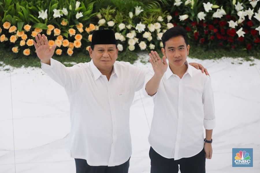 Presiden terpilih Prabowo Subianto didampingi Wakil Presiden terpilih Gibran Rakabuming Raka. (CNBC Indonesia/Faisal Rahman)