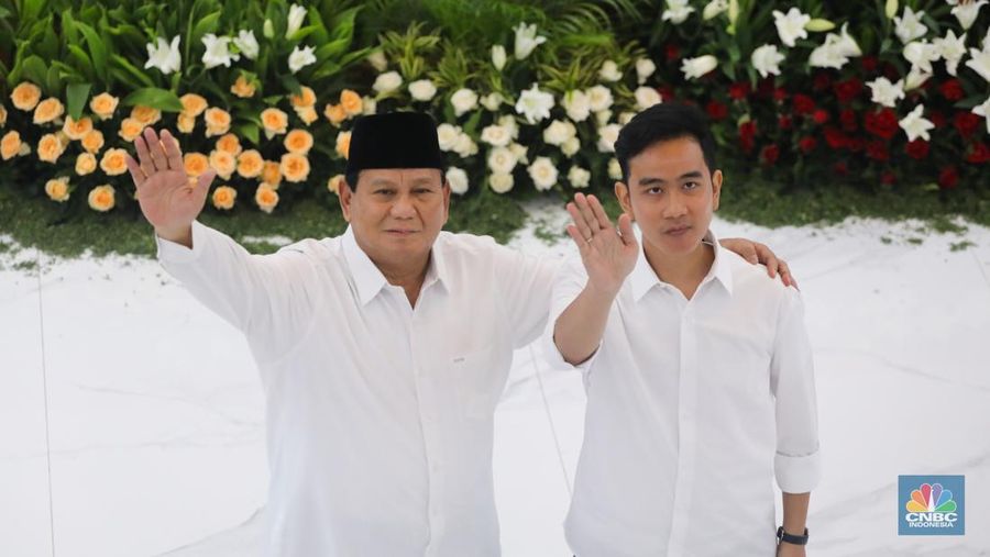 Presiden terpilih Prabowo Subianto didampingi Wakil Presiden terpilih Gibran Rakabuming Raka. (վ/Faisal Rahman)