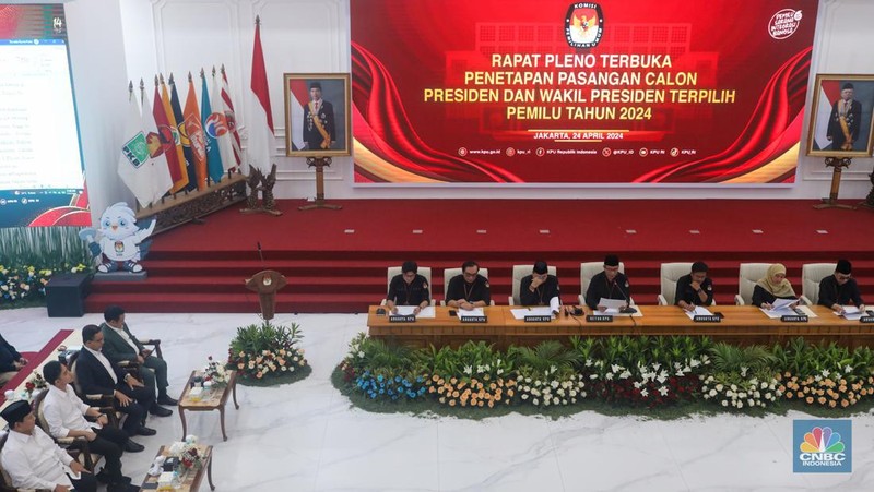 Presiden terpilih Prabowo Subianto didampingi Wakil Presiden terpilih Gibran Rakabuming Raka. (CNBC Indonesia/Faisal Rahman)